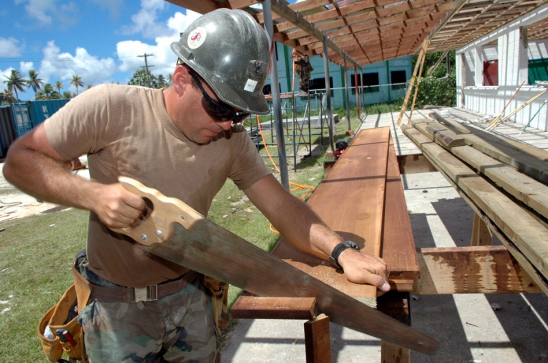 charpentier-COLLONGUES-min_worker_construction_building_carpenter_male_job_build_helmet-893290